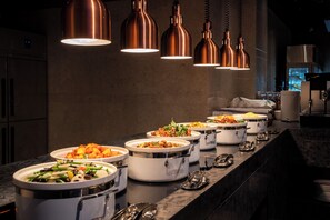 Una disposición tipo buffet con múltiples recipientes y utensilios.