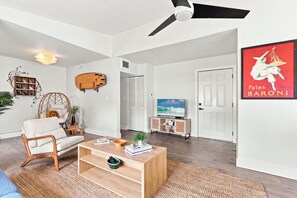 Una sala de estar moderna con un sofá, una mesa de centro y una televisión.