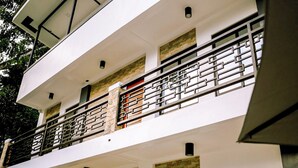 Un edificio de varios pisos con balcones, ventanas amplias y un diseño arquitectónico moderno.