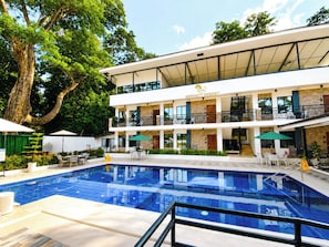 Una piscina al aire libre