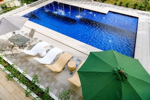 Una piscina al aire libre