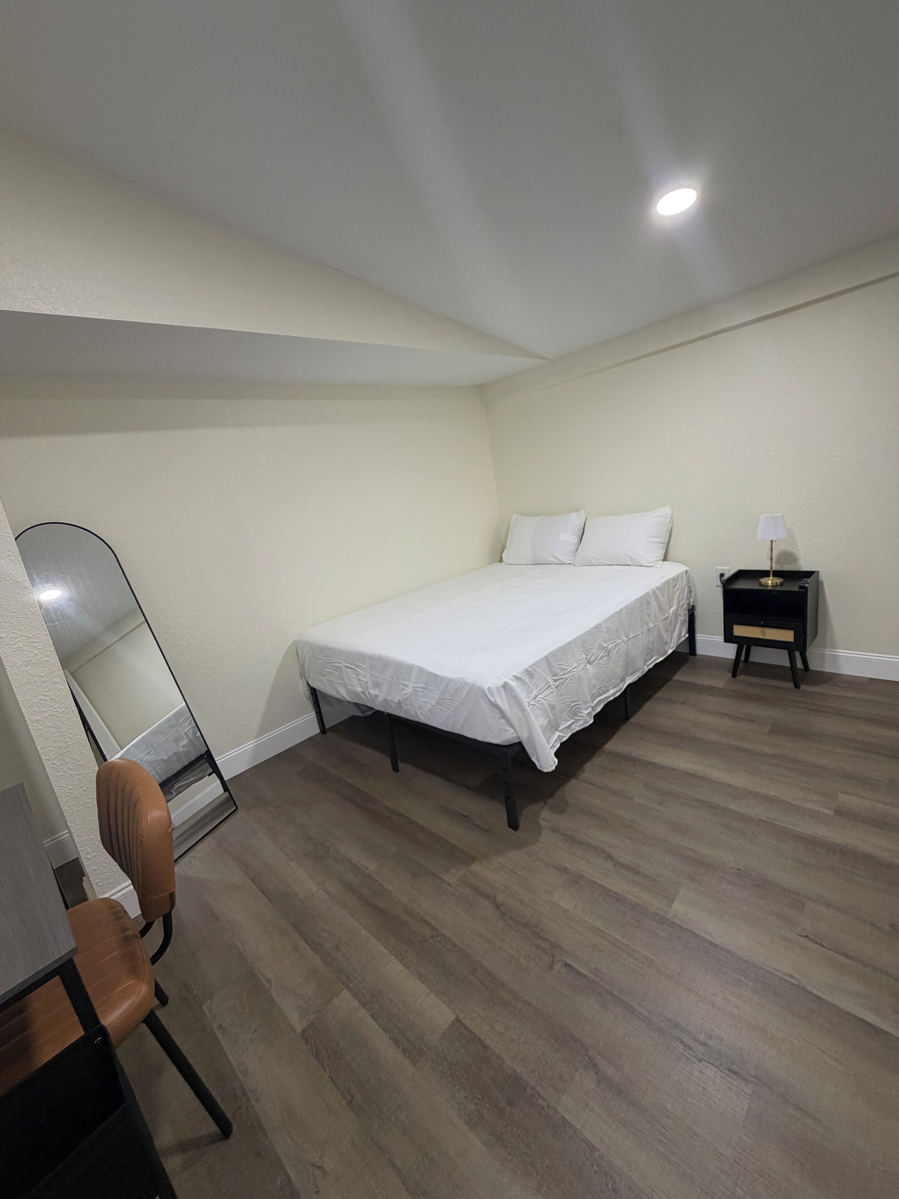 Iron/ironing board, internet, bed sheets