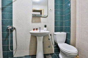 A bathroom with a pedestal sink, a toilet, and a shower. - Villa Vanty Sveti Stefan - Ex Kolomat (Sveti Stefan)
