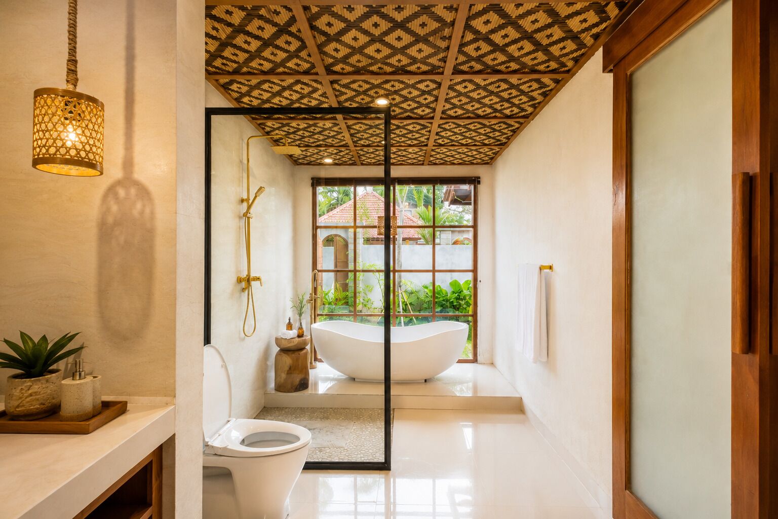 Vila conforto, vista para o jardim | Banheiro | Banheira e chuveiro separados, secador de cabelo, sabonete, shampoo