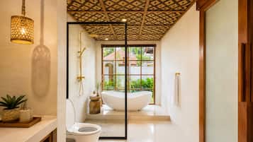 Vila conforto, vista para o jardim | Banheiro | Banheira e chuveiro separados, secador de cabelo, sabonete, shampoo