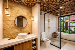 คอมฟอร์ทวิลล่า, วิวสวน | ห้องน้ำ | อ่างอาบน้ำและฝักบัวแยกจากกัน, ไดร์เป่าผม, สบู่, ยาสระผม