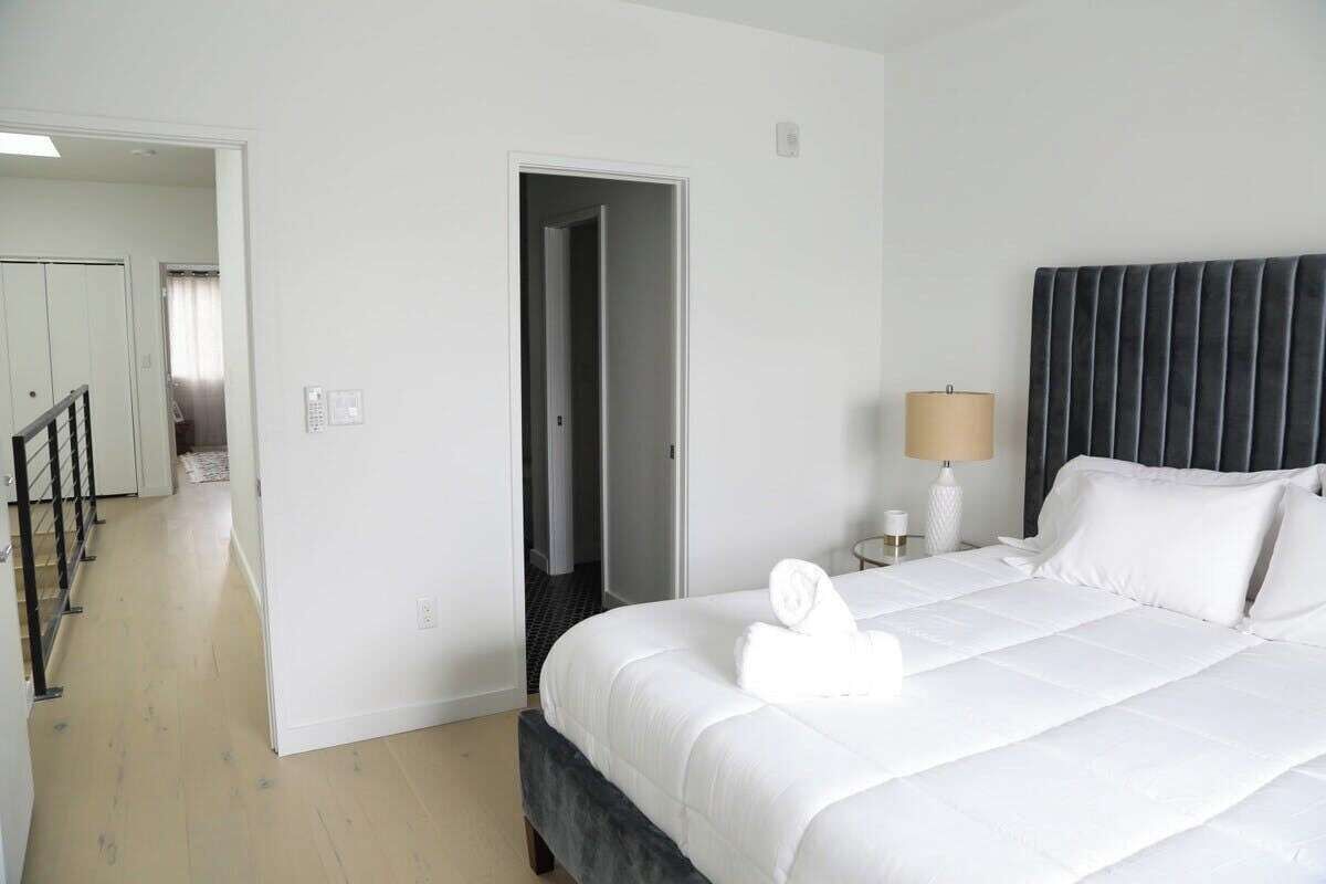 2 habitaciones, tabla de planchar con plancha, cuna de viaje y wifi 