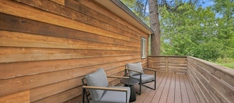 Boutique Studio Cabin · Hot Tub & Creek Access