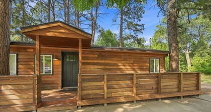 Boutique Studio Cabin · Hot Tub & Creek Access