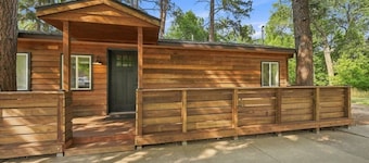 Boutique Studio Cabin · Hot Tub & Creek Access