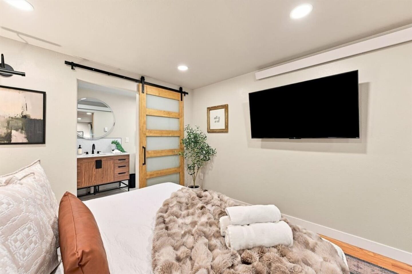 Desk, iron/ironing board, travel cot, WiFi