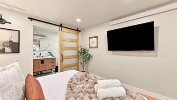 Desk, iron/ironing board, travel cot, WiFi