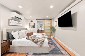 Desk, iron/ironing board, travel cot, WiFi - Boutique Studio Cabin · Hot Tub & Creek Access (Spearfish)