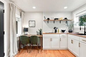 Cafetière/bouilloire, réfrigérateur, micro-ondes, plaque de cuisson