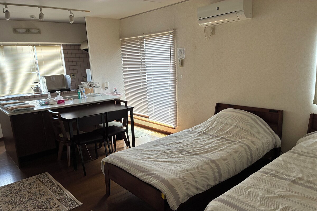 Ein Hotelzimmer mit einem Bett, einem Schreibtisch und einer Küchenzeile.