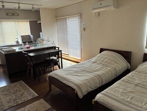 Une chambre d’hôtel comprenant un lit, un bureau et un coin cuisine.