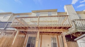 Un edifici d'apartaments de diversos pisos amb un balcó al segon pis.