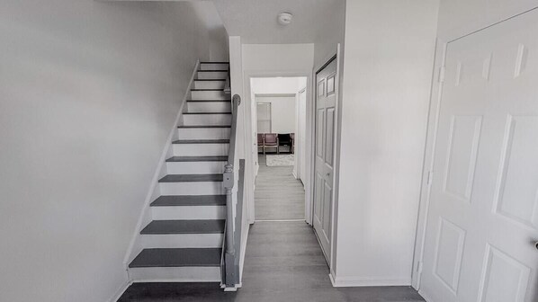 A staircase leading to a landing with a door on the right. - Updated 3-bedroom2.5Bathtownhome nearMeritusCampus (Hagerstown)