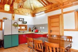 Phòng dành cho gia đình, quang cảnh một phần hồ | Bếp riêng | Tủ lạnh, lò vi sóng, dụng cụ nấu nướng/bát dĩa/dao nĩa 