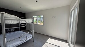 A bunk bed room with a window and a door. - Private home with a pool, 5 minutes from Six Flags Oaxtepec (Jardines de Tlayacapan)
