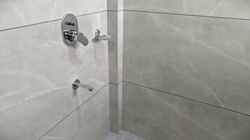 Executive Double or Twin Room, City View | Bathroom | Towels, soap, shampoo, toilet paper