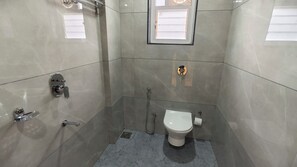 Towels, soap, shampoo, toilet paper - Hotel Arya Executive (Sawardari)