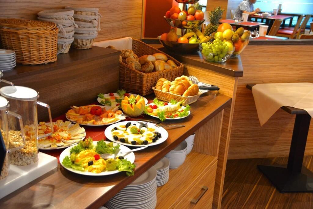 Daily buffet breakfast for a fee