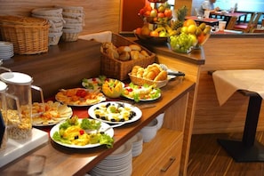 Petit déjeuner buffet servi tous les jours en supplément