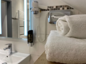 Douche, sèche-cheveux, serviettes fournies, shampoing