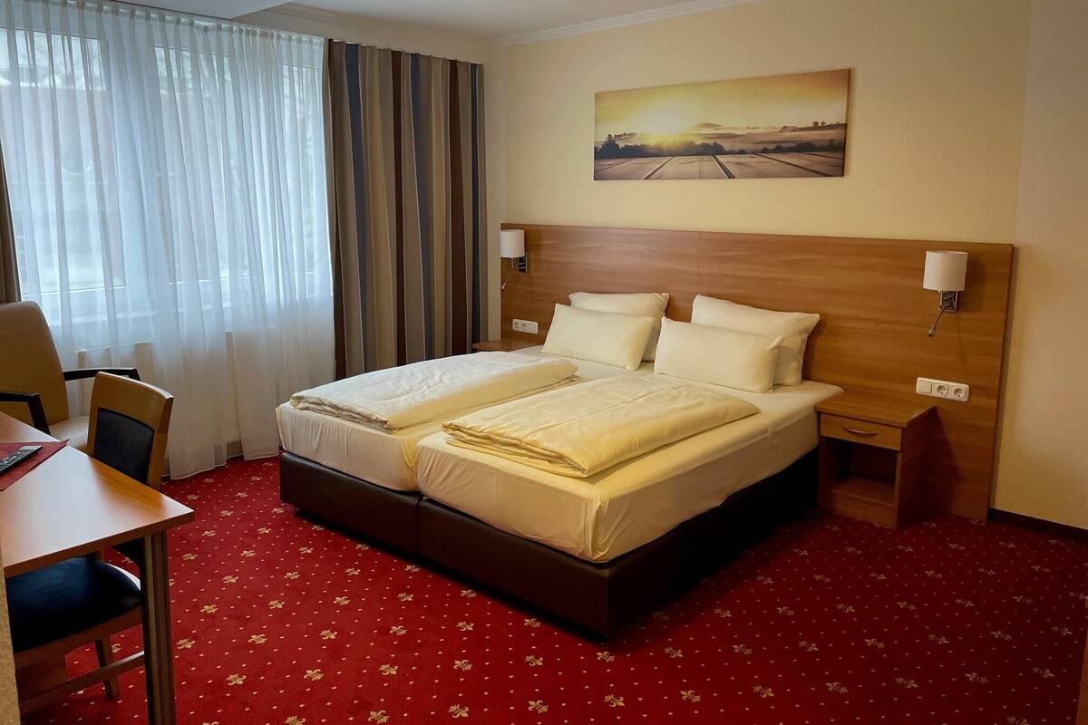 Tweepersoonskamer | Een kluis op de kamer, een bureau, geluiddichte muren, gratis babybedden