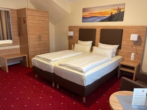 Een kluis op de kamer, een bureau, geluiddichte muren, gratis babybedden