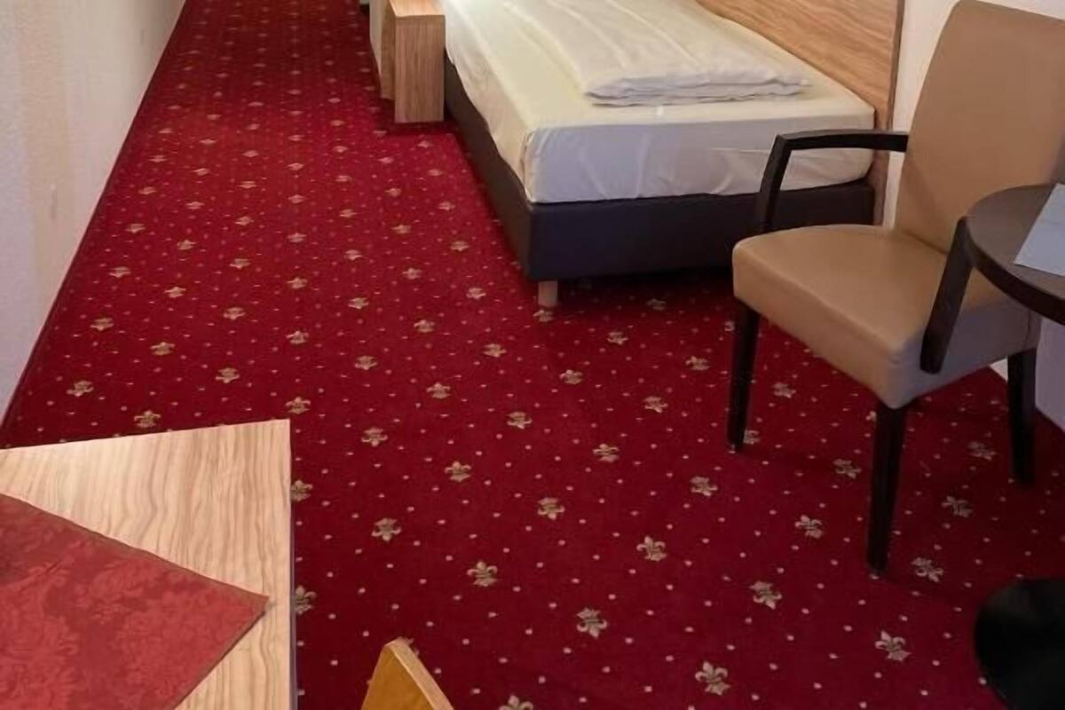 Eenpersoonskamer | Een kluis op de kamer, een bureau, geluiddichte muren, gratis babybedden