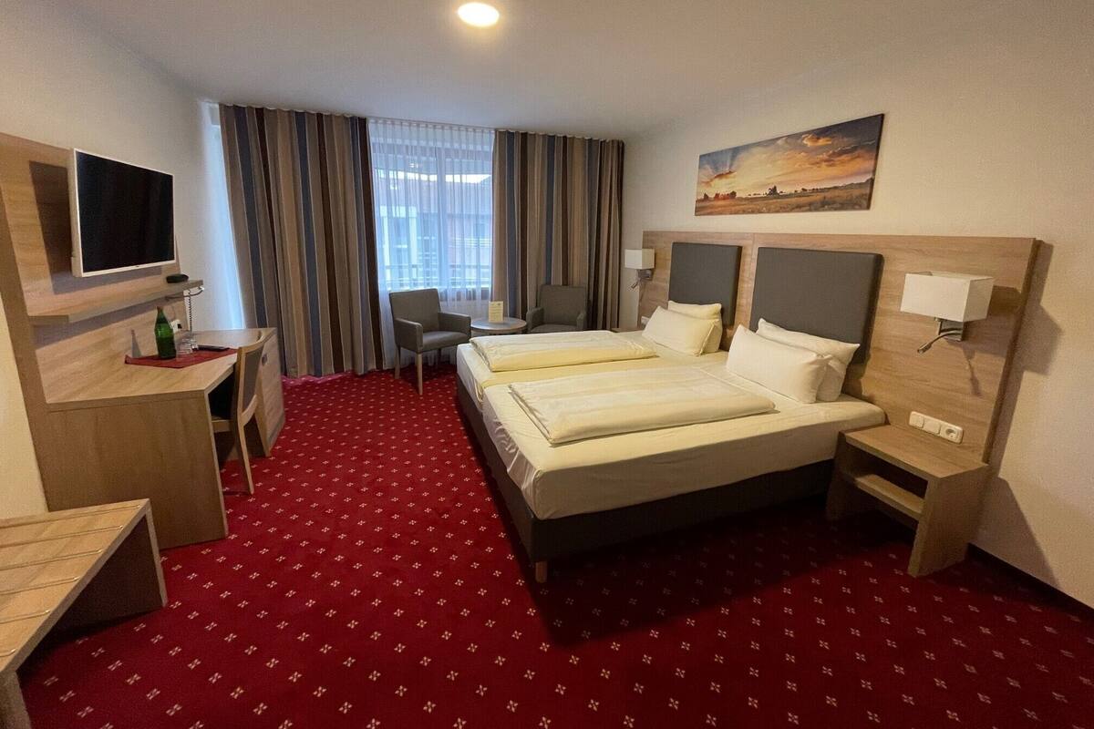 Comfort tweepersoonskamer | Een kluis op de kamer, een bureau, geluiddichte muren, gratis babybedden