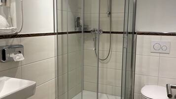 Dusche, Haartrockner, Handtücher, Shampoo