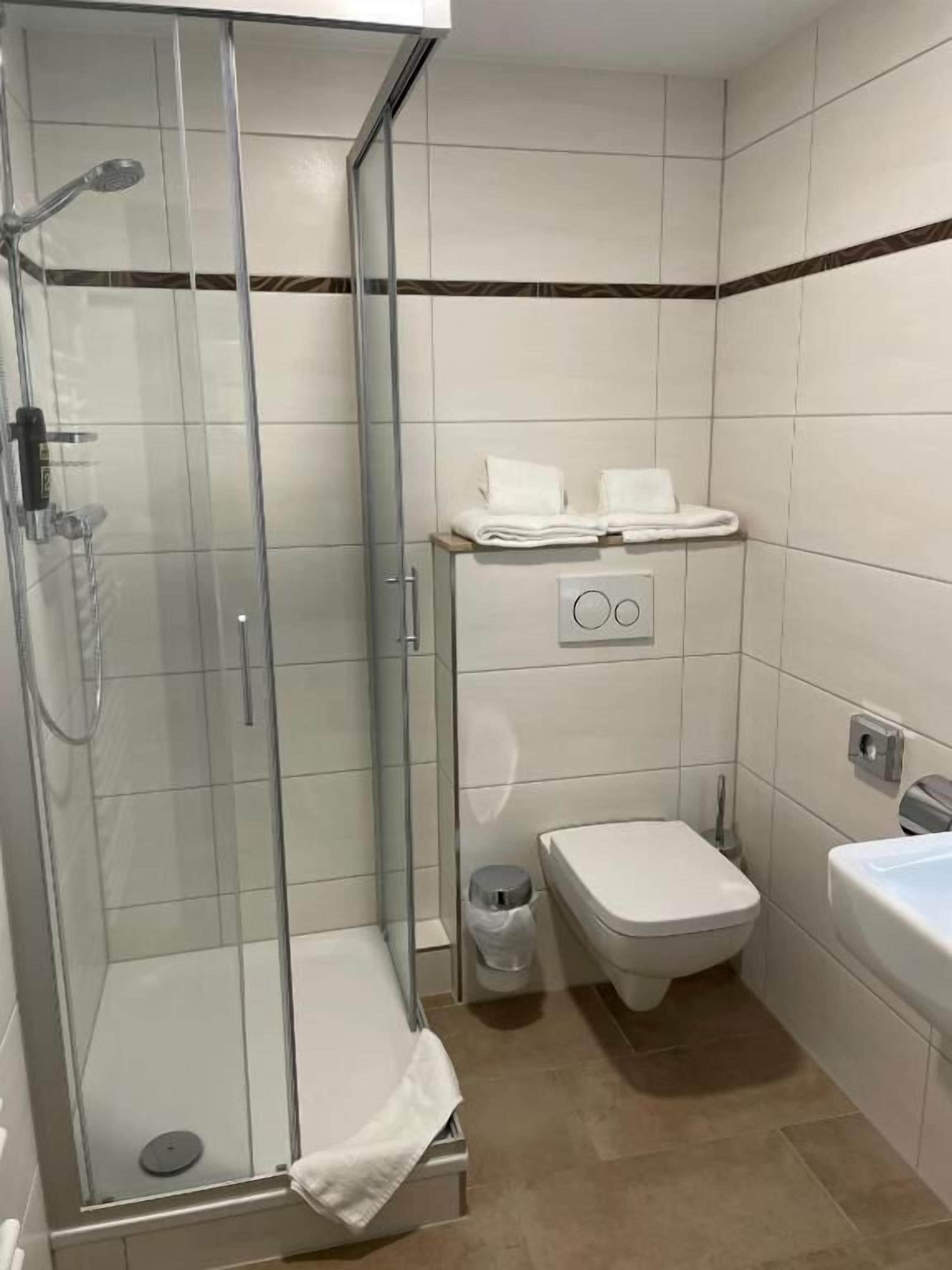 Comfort Single Room | Bathroom | Shower, hair dryer, towels, shampoo