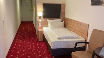 Single Room | Bathroom | Shower, hair dryer, towels, shampoo