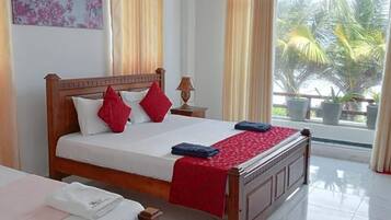 Habitación familiar, balcón, vista al mar | Tabla de planchar con plancha y wifi gratis