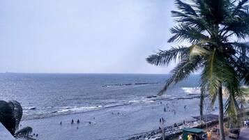 Una playa cerca, sillas reclinables de playa, sombrillas