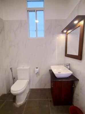 Bathroom - Bivon Reach Hotel (Thaldiyawaththa/Uswetakeiyawa /Wattala)