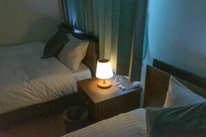A hotel room with two beds, a nightstand with a lamp, and a telephone. - Retor Hakataeki Minami (Fukuoka City Hakataku  Katakasu)