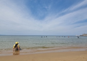 A beach with calm waters and a clear sky. - Gloriastay (Pohang)