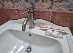 Classic Twin Room | Bathroom | Shower, hair dryer, towels, soap - Gloriastay (Pohang)