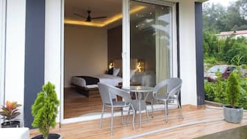 Camera Standard, vista giardino | Ristorazione all'aperto