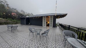 Outdoor dining - Cliffs & Clouds (Bhimtal)