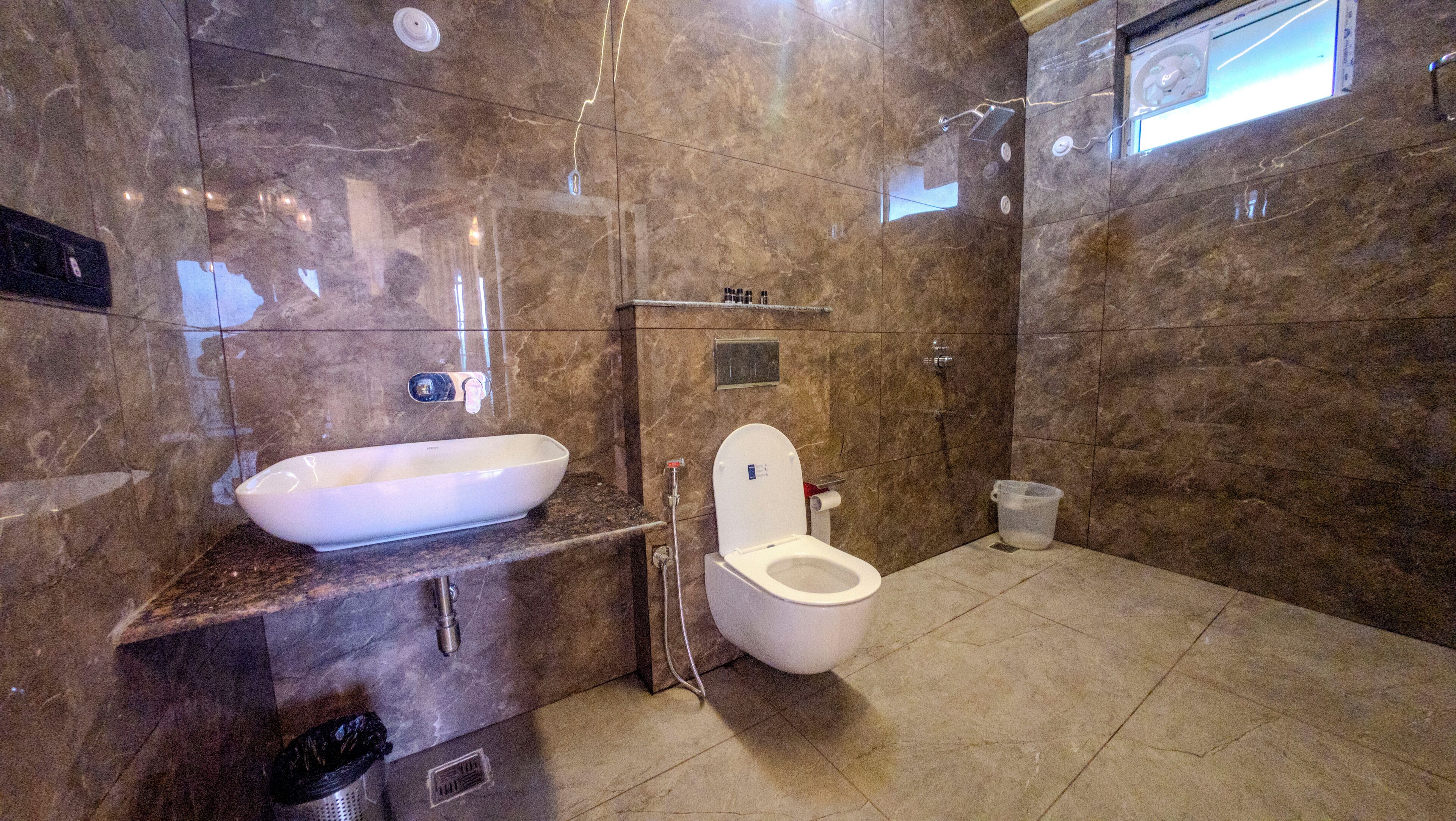 Premium Room, Lake View | Bathroom
