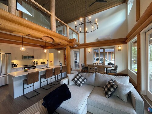 Mountain Lake Cabin Near Big White – Hot Tub, Fireplace, Sleeps 11
