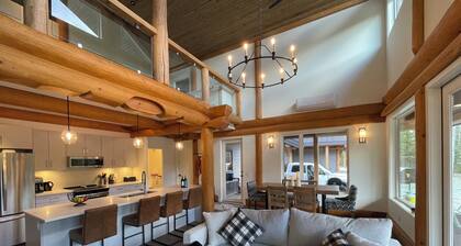 Mountain Lake Cabin Near Big White – Hot Tub, Fireplace, Sleeps 11