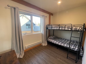 4 bedrooms, desk, travel crib, WiFi (free)