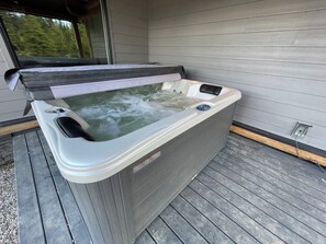 Private 8-person hot tub on the deck - McCulloch Lake Chalet – Private Hot Tub, Lake Views, Dog-Friendly, Sleeps 12 (Naramata)