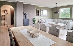 Un salon chaleureux avec une table en bois, un canapé et une cheminée.